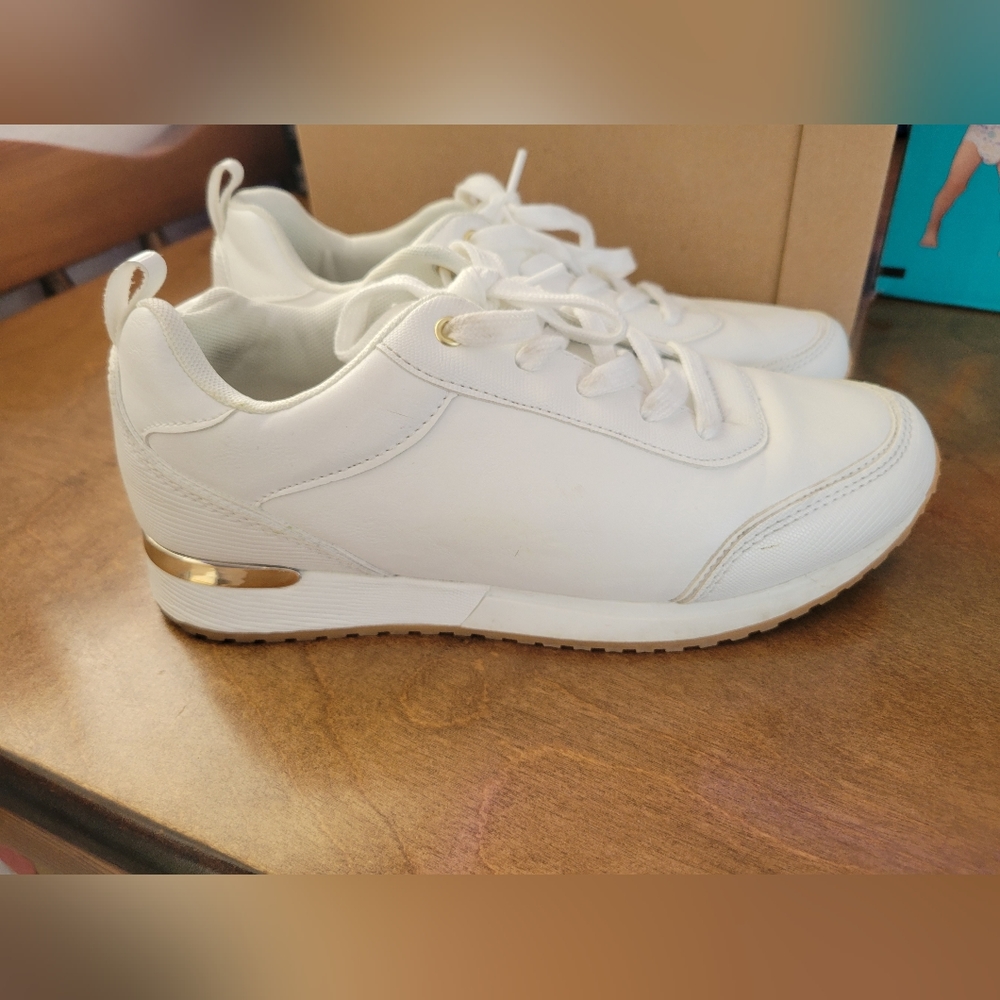 White / Gold Shoe Dazzle tennis shoe size 10 Like New